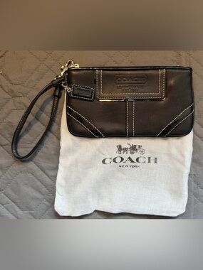 Coach Black Leather Wristlet Patent Trim Contrast Stitch EUC